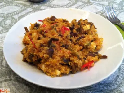 Kvinoja s štorovkami in zelenjavo