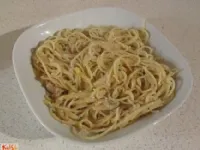 Fotografija recepta: Špageti s česnom in tuno