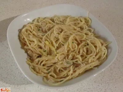 Špageti s česnom in tuno