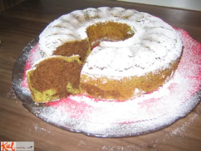 Marmorni kolač z bučnim oljem in bučnicami