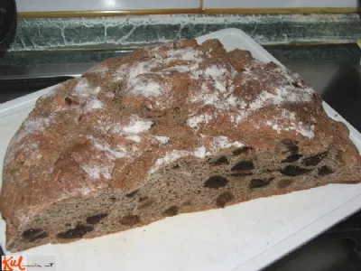 Ajdovo-pirin kruh s suhim sadjem