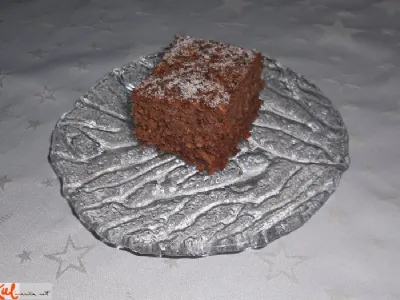 Temni biskvit z jabolki