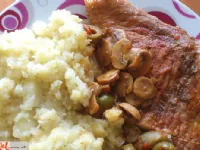 Fotografija recepta: Svinjski zrezki s šampinjoni in olivami