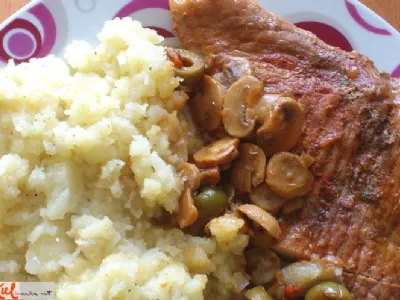 Svinjski zrezki s šampinjoni in olivami