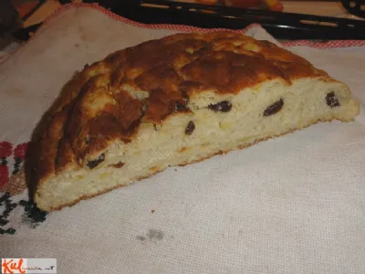 Krompirjev kruh z rozinami