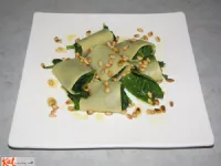 Fotografija recepta: Paccheri nadevani z mlado špinačo s pinjolami