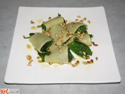 Paccheri nadevani z mlado špinačo s pinjolami