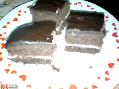 Biskvit z marmelado in kislo smetano