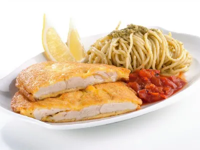 Piščančji zrezki grana padano na špagetih genovese s paradižnikovo omako