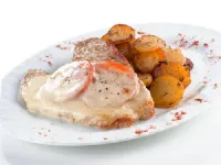 Fotografija recepta: Gratinirani svinjski zrezki z mozzarello in paradižniki ter pečenim krompirjem