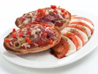 Fotografija recepta: Hitre pica štručke in paradižnikova solata z mozzarello