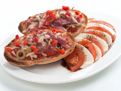 Hitre pica štručke in paradižnikova solata z mozzarello