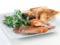 Fotografija recepta: Svinjski cordon bleu s hrustljavo zeleno solato in zeliščnim toastom