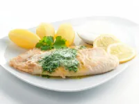 Fotografija recepta: Fileti tilapije s česnovim prelivom in kuhanim krompirjem
