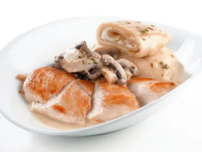 Piščančji fileji z gobovo omako in skutnimi štruklji