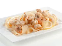 Fotografija recepta: Široki rezanci s česnovimi kozicami