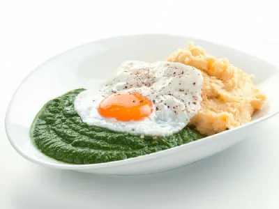 Kremna špinača s pirejem in jajcem na oko