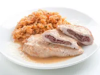 Fotografija recepta: Puranji zrezki s primorskim pršutom in paradižnikovo rižoto