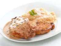 Fotografija recepta: Marinirani svinjski steaki v omaki iz gorgonzole s kremno polento 