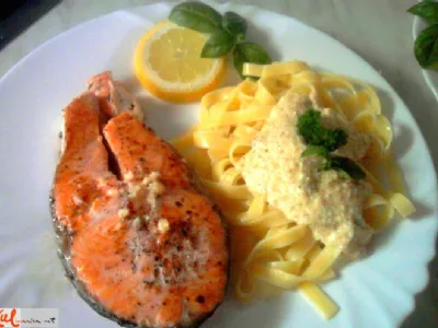 Losos s širokimi rezanci in morsko solato