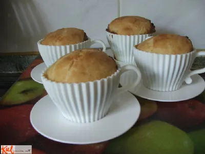 Vzhajani muffini z lešnikovim nadevom