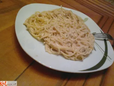 Špageti s tunino in kislo smetano