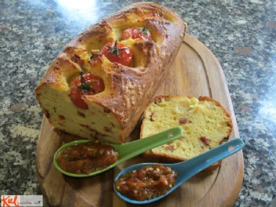 Slan biskvit s tremi vrstami paradižnika 