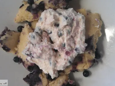 Carski praženec z borovnicami in skuto v pečici