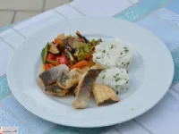 Fotografija recepta: Ocvrta postrv, mešana zelenjava s šitakami in drobnjakov riž