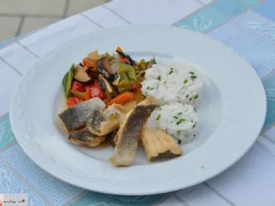 Ocvrta postrv, mešana zelenjava s šitakami in drobnjakov riž