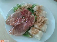 Fotografija recepta: Skutini štruklji na rukoli s pečenim pršutom