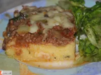 Fotografija recepta: Zeliščna polenta z mesno-zelenjavnim nadevom