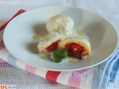 Cmoki z ricotto in češnjevim paradižnikom