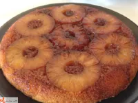 Fotografija recepta: Ananasova upside-down tortica iz ponve