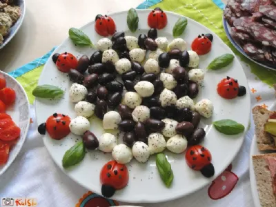 Olive z mozzarelo na provansalski način