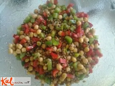 Solata iz čičerike in leče