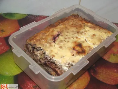 Narastek iz ajdove kaše z orehi in svežimi slivami