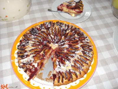 Slivov  kolač z marcipanom