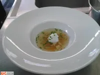 Fotografija recepta: Petelinji consomme s poširanim prepeličjim jajcem