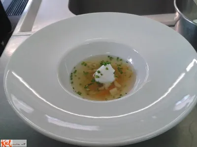 Petelinji consomme s poširanim prepeličjim jajcem