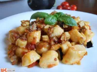 Fotografija recepta: Skutini njoki s pečenico in ocvrtimi jajčevci