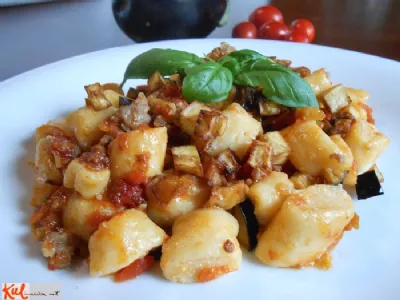 Skutini njoki s pečenico in ocvrtimi jajčevci