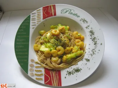 Špageti s kozicami, bučkami in žafranom