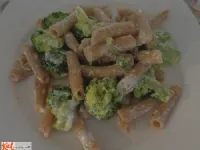 Fotografija recepta: Testenine z brokolijem in kislo smetano