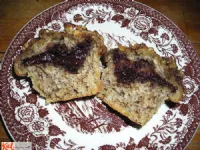 Fotografija recepta: Bananini muffini z nutello, orehi in rumovim prelivom