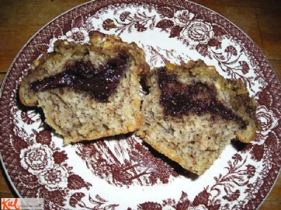 Bananini muffini z nutello, orehi in rumovim prelivom