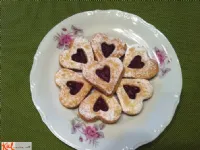 Fotografija recepta: Linški arašidovi in malinovi piškoti