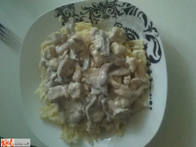Testenine s puranom v smetanovi omaki s sirom in šampinjoni