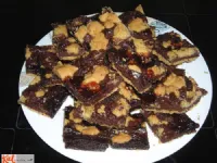 Fotografija recepta: Krhke rezine s karamelno čokolado in malinami