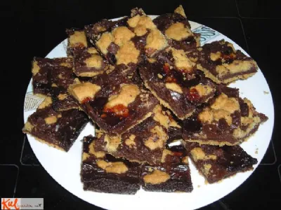 Krhke rezine s karamelno čokolado in malinami